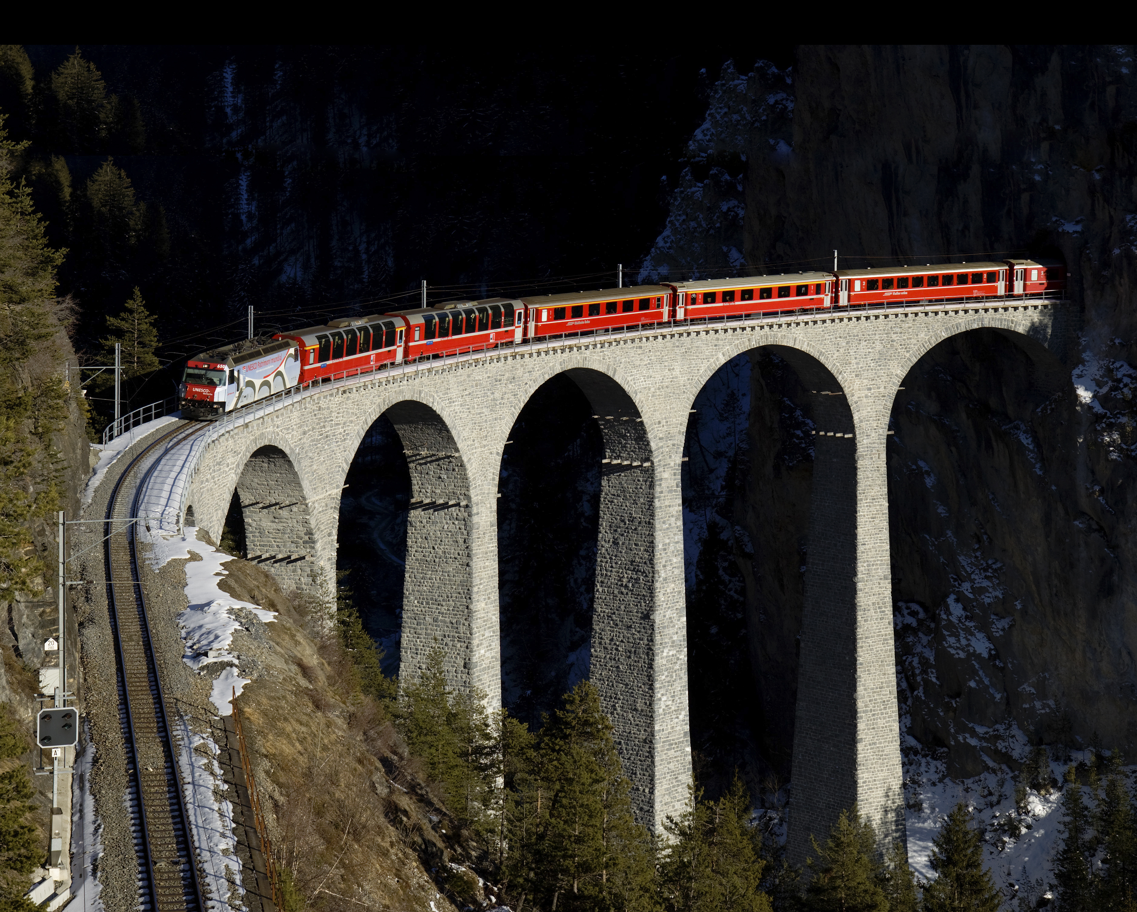 Le Bernina circule sur la ligne de l'Albula, et sur le viaduc de Landwasser, tous deux inscrits au patrimoine mondial de l'Unesco. Le pont, construit entre 1901 et 1903, fait 136 mètres de longueur et 65 mètres de hauteur. Kabelleger, David Gubler, Wikimedia Commons CC by-sa 3.0